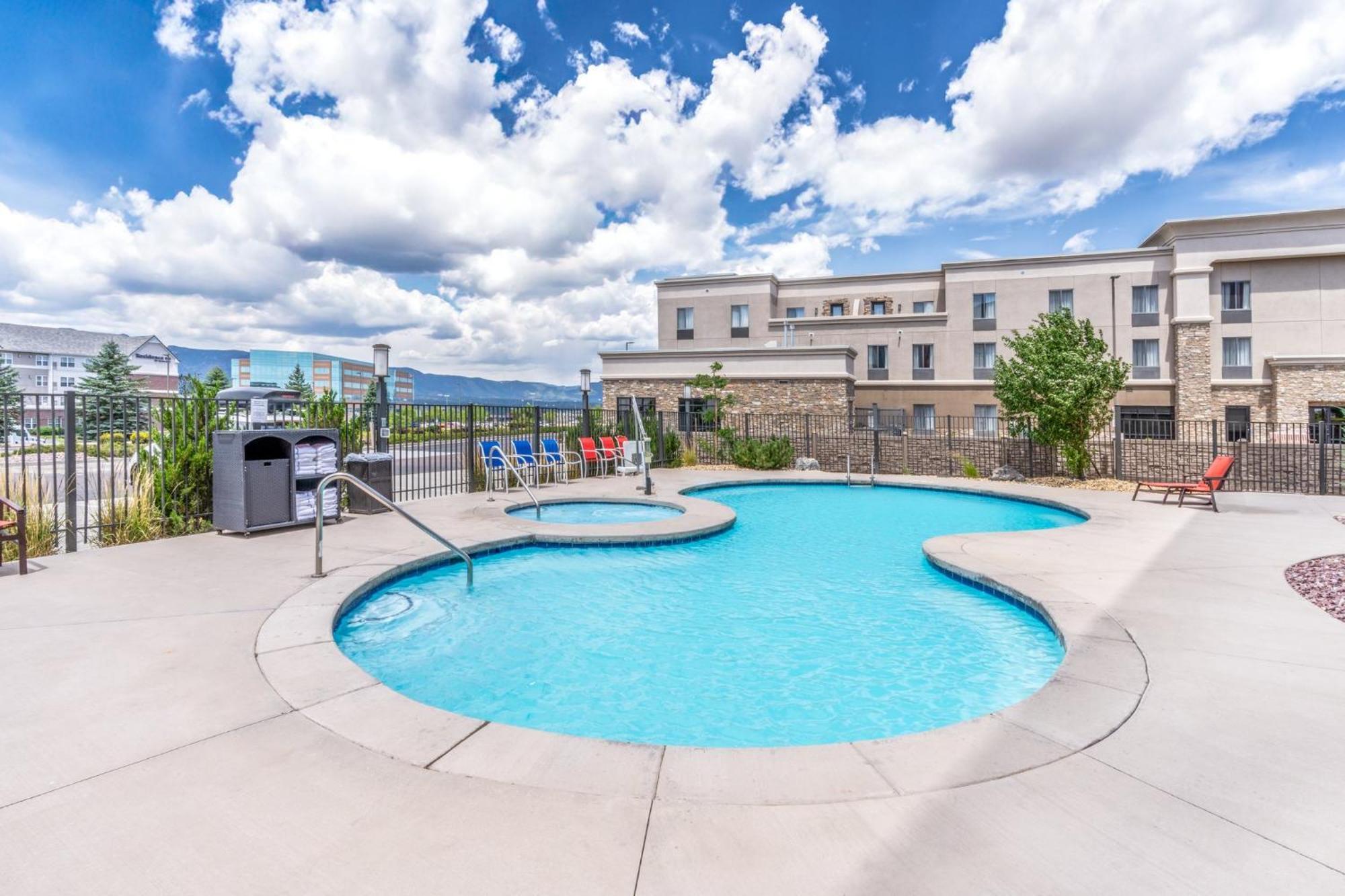 Holiday Inn Express & Suites - Colorado Springs Afa Northgate By Ihg Exteriör bild